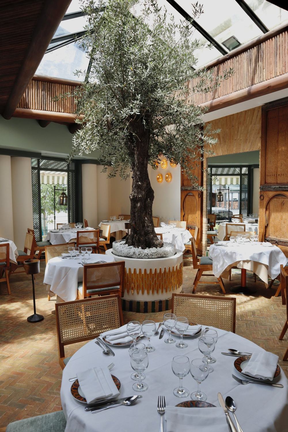 Salle avec un arbre central